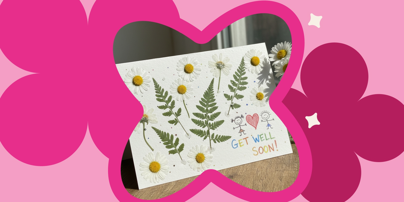Biglietto d'auguri fatto a mano con margherite e foglie di felce pressate su carta bianca