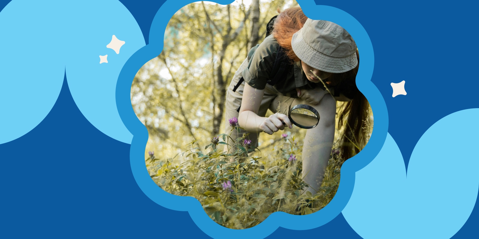 Bambino che osserva un fiore aperto attraverso una lente, gli stami sono visibili