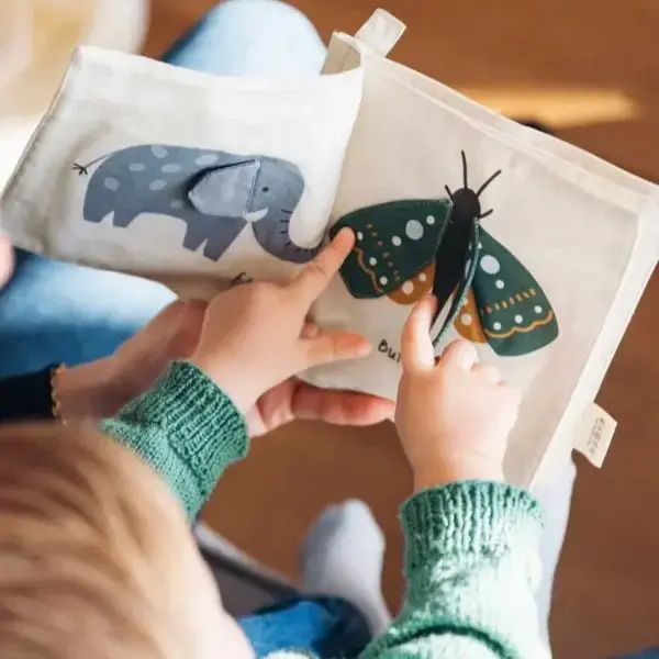 Kind mit Stoffbuch