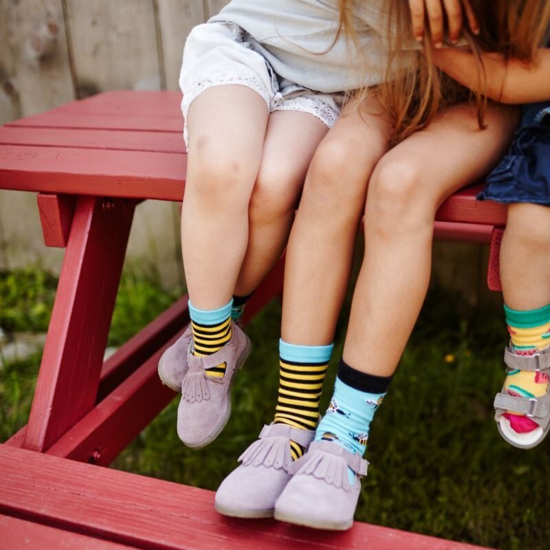 Kind mit bunter Kleidung