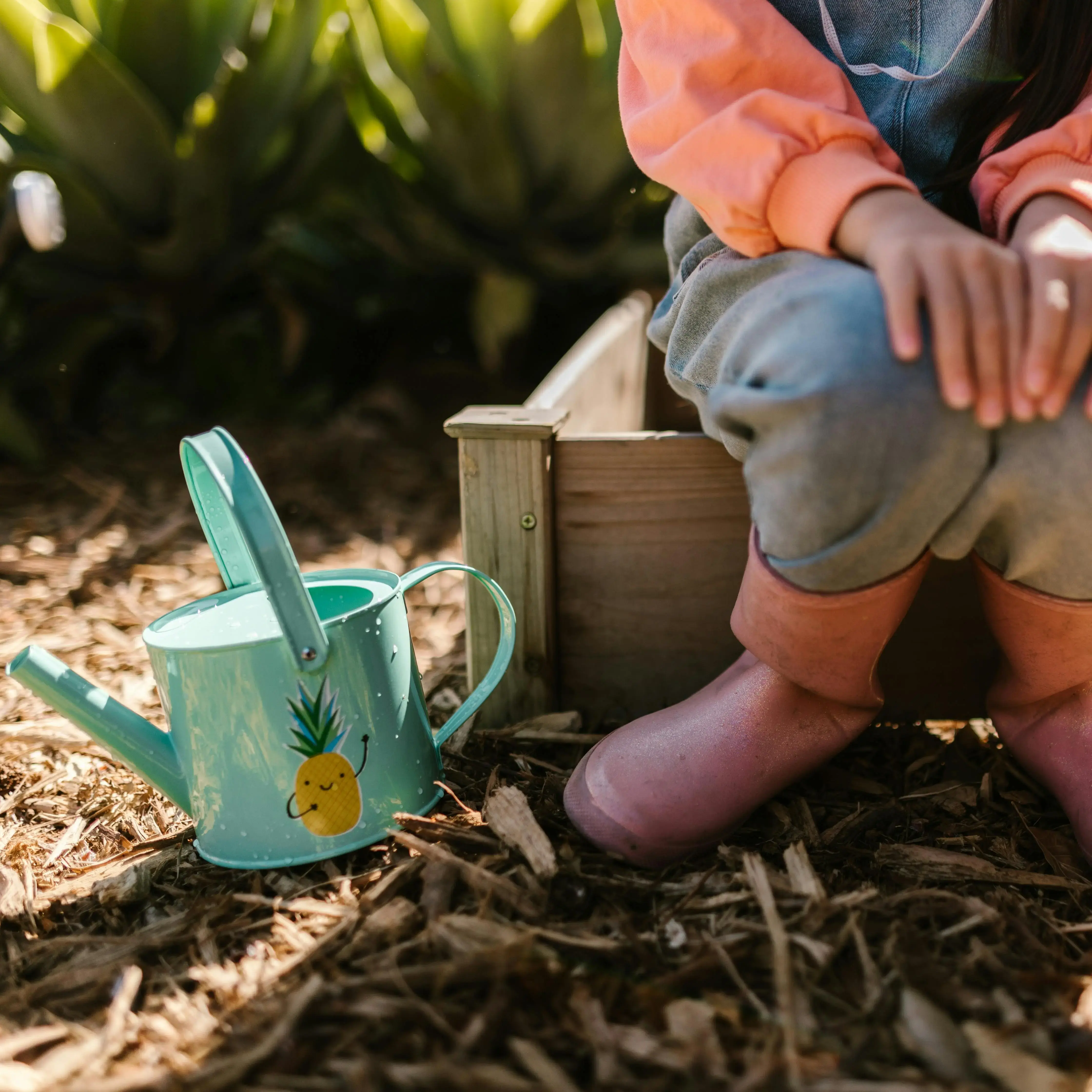 Kind mit buntem Kids Gartenspielzeug-Gürtel
