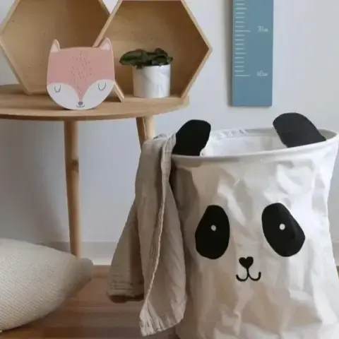 Kind mit Kinderzimmer-Deko